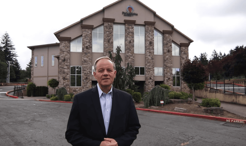 Pastor Vasile Cimpean, líder da Igreja Pentecostal Romena da Filadélfia em Portland. (Captura de tela/YouTube/ Emanuel Church Anaheim)