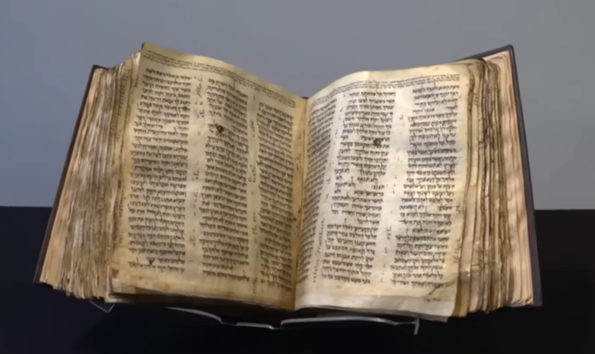 A Bíblia hebraica tem aproximadamente 1.100 anos de idade. (Captura de tela/YouTube/Inside Edition)