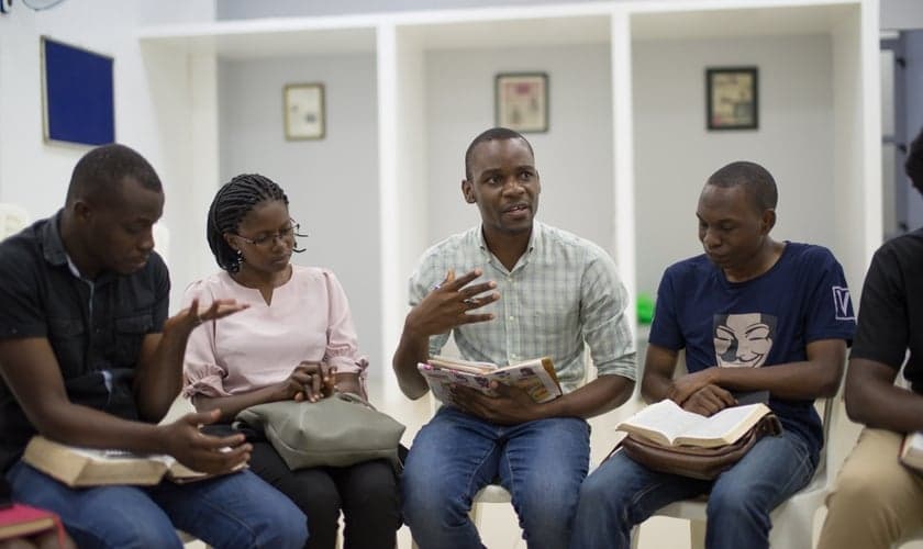 Joseph Byamukama: ‘Nosso ministério oferece estudo bíblico para jovens e estudantes se envolverem com as Escrituras’. (Foto: Reprodução/Veracity Fount)