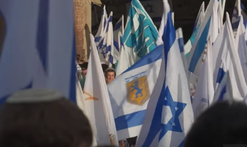 Bandeiras de Israel e do Instituto de Terceiro Templo nas celebrações do Dia de Jerusalém. (Captura de tela/YouTube/ABC News)