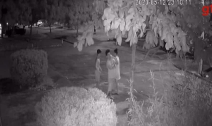 Imagem da câmera de segurança no momento do incidente. (Foto: Reprodução/G1)