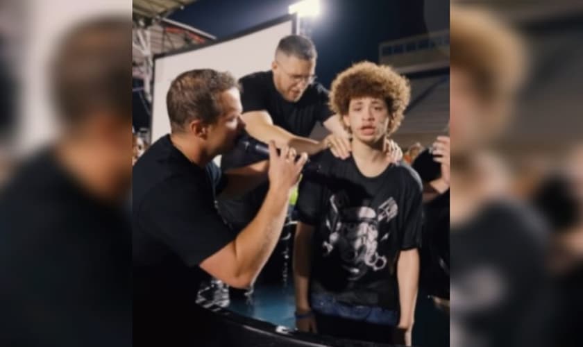 Dylan teve um encontro poderoso com o amor de Deus durante o evento evangelítico. (Foto: Reprodução/Instagram/Daniel Kolenda).