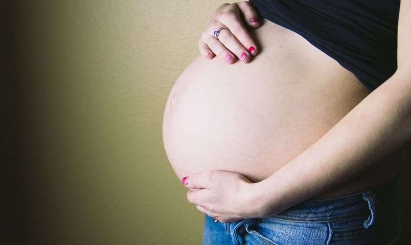 Hoje, o limite de idade para interromper a gravidez sem a autorização dos pais é de 18 anos. (Foto: Imagem ilustrativa/Unsplash/Cassidy Rowell).