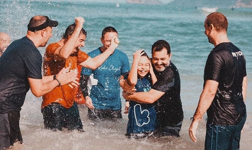O batismo reuniu uma multidão na praia do Recreio dos Bandeirantes. (Foto: Instagram/Igreja Batista Atitude Sede).
