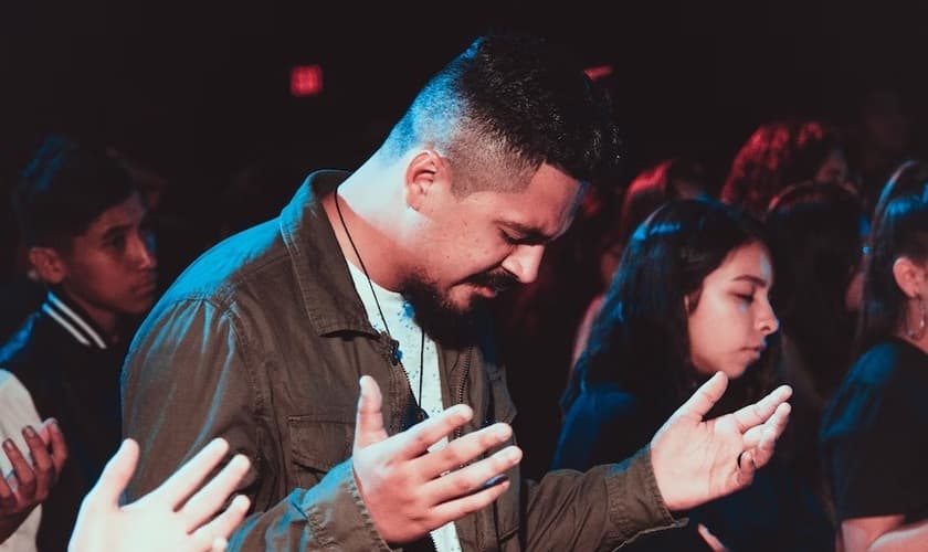 Cristãos precisam orar mais. (Foto representativa: Unsplash/Ismael Paramo).