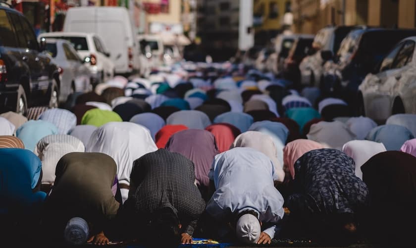 Muçulmanos estão recebendo a salvação em Jesus. (Foto: Ilustração/Unsplash/Levi Meir Clancy)