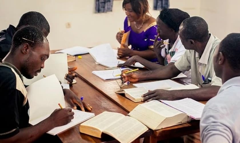 Tradutores da Bíblia em Camarões. (Foto: Reprodução/Wycliffe Associates)