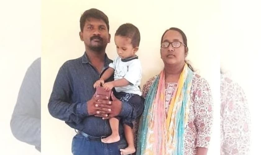 Pastor R. Kirubendran, a esposa Manju Tiruvendram e a filha de 18 meses. (Foto: Reprodução Morning Star News)