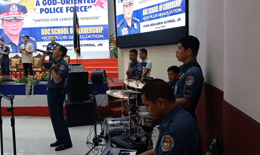 Policiais filipinos fazem louvor em conferência. (Captura de tela/YouTube/Boy Tustado)