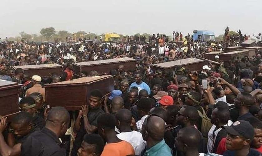 Cristãos participam de funerais em abril de 2019, na Nigéria. (Foto: Reprodução/Intersociety)