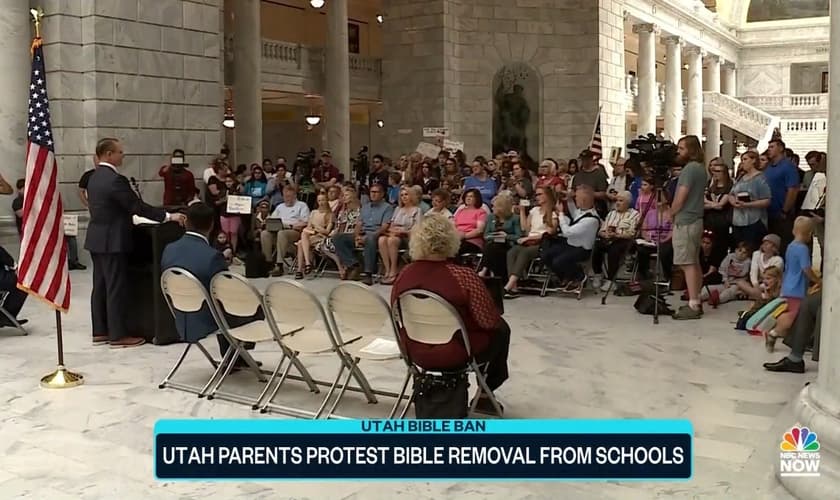 Pais defendem a permanência da Bíblia em bibliotecas de Utah. (Foto: Captura de tela/Vídeo NBC News) 