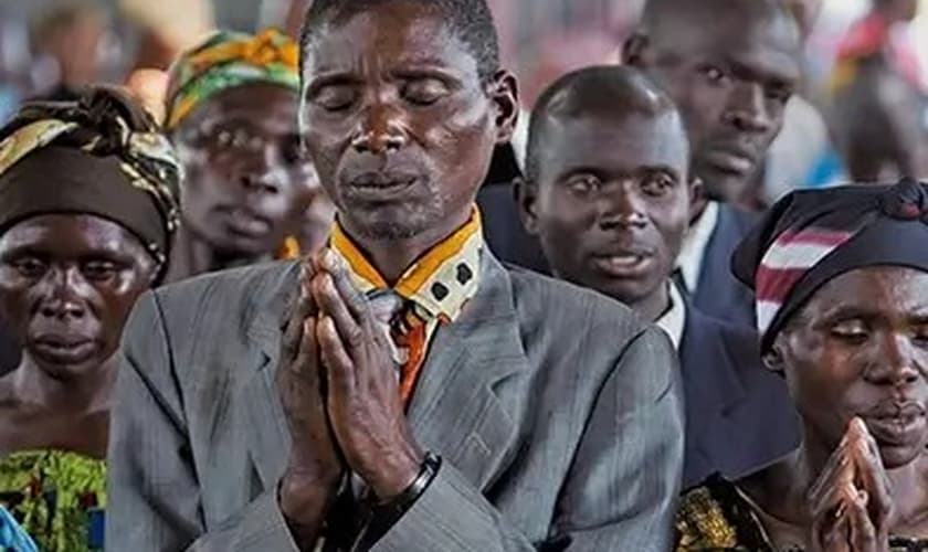 Haitianos oram fervorosamente pela nação. (Foto: Reprodução/Portas Abertas)