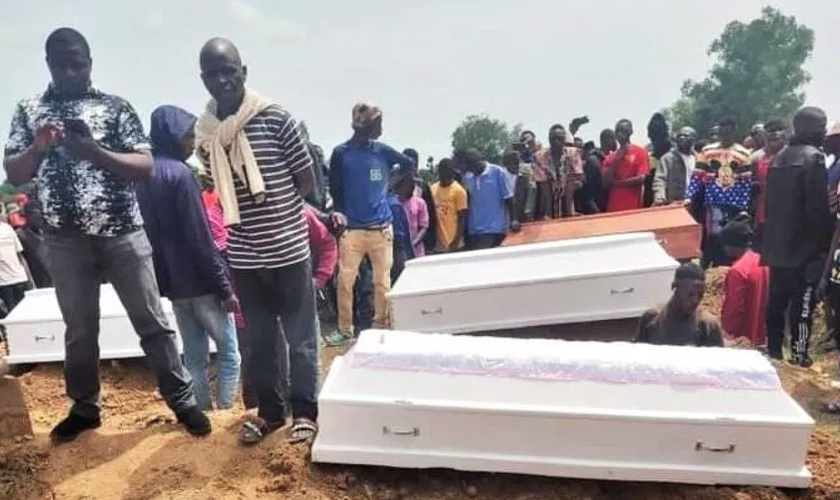 Famílias enterram entes queridos após assassinatos em massa na Nigéria. (Foto: Intersociety)