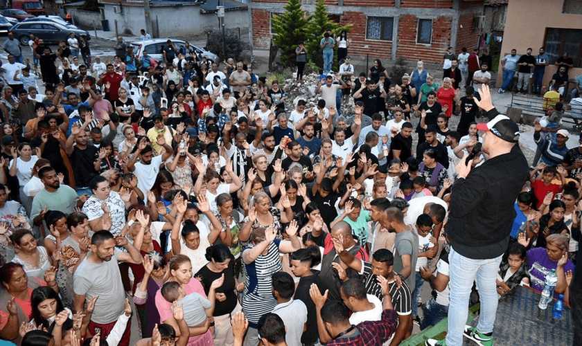 O evangelista Paul Maurer prega em aldeia cigana de Kalekovets, Plovdiv, na Bulgária. (Foto: Instagram/Paul Maurer)