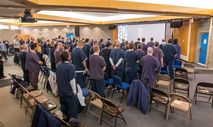 Presos sendo evangelizados. (Foto: Reprodução/God Behind Bars)