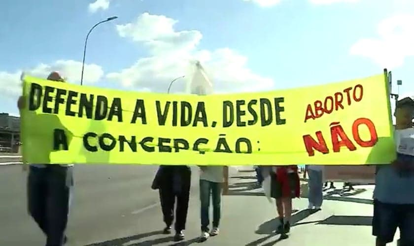 Pessoas levam faixas na 16ª Marcha Nacional da Cidadania pela Vida Contra o Aborto. (Captura de tela/YouTube/Canção Nova)
