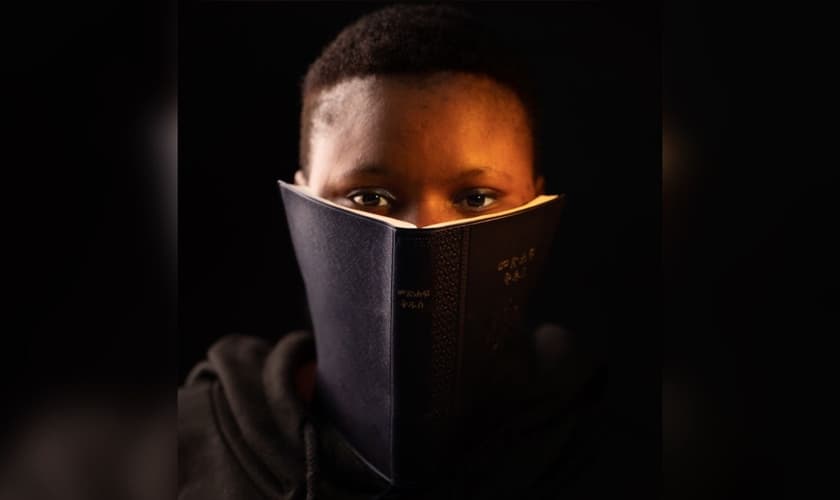 Homem africano com a Bíblia. (Foto: Ilustração/Unsplash/Eyasu Etsub)