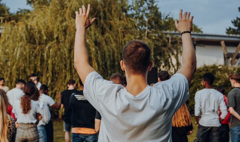 Jovem orando. (Foto: Imagem ilustrativa/Unsplash/S. H. Gue).
