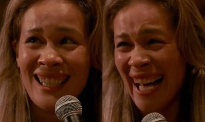 Mulher que teve a visão restaurada durante culto. (Foto: Reprodução/TikTok/ Jesus Image Official)