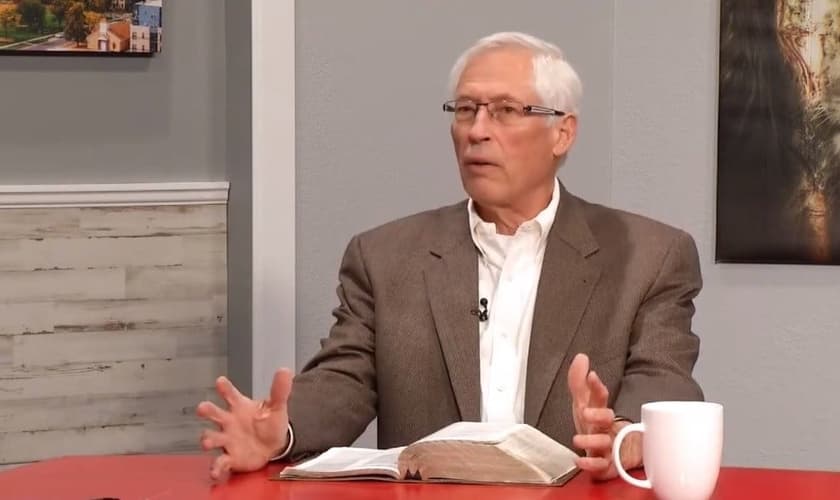 Brad em um programa cristão nos EUA. (Foto: Reprodução/YouTube/Colorado Prays)