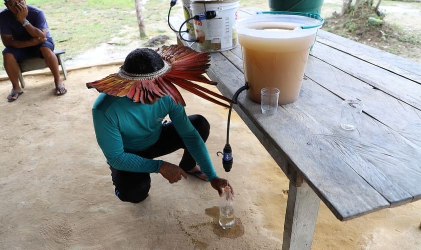 Membro da tribo Hyskariana na Amazônia testando seu filtro. (Foto: Reprodução/Instagram/The Bucket Ministry)