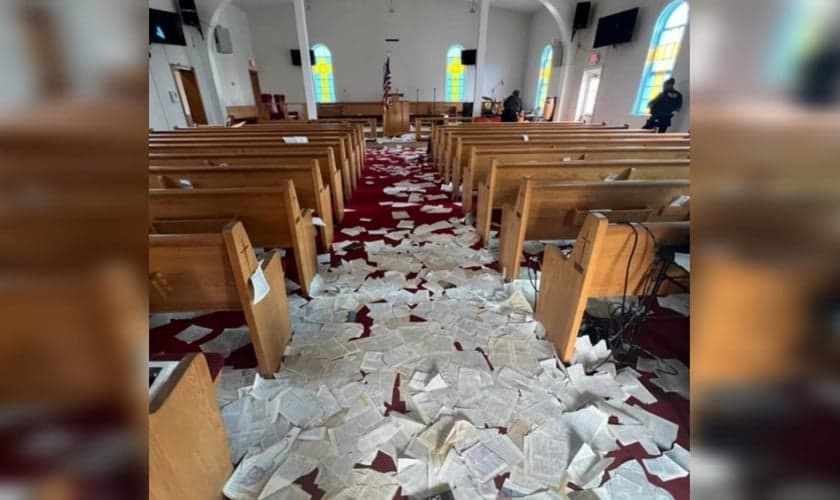 Os criminosos arrancaram a cruz do altar e jogaram as folhas das Bíblias e hinários pelo chão. (Foto: Facebook/Eastport United Methodist Church).