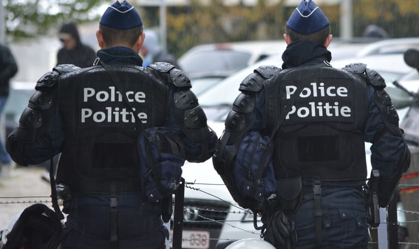 Policiais serão proibidos de usar símbolos religiosos na Holanda. (Foto: Imagem ilustrativa/Pxfuel/DMCA).