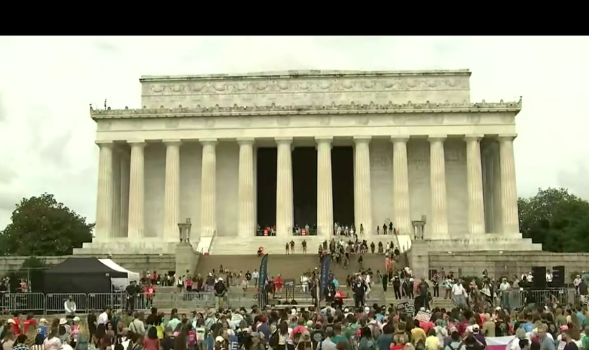 Manifestantes pró-vida na celebração do 1º Life Day, no Lincoln Memorial, em 24 de junho de 2023. (Captura de tela/C-Span)