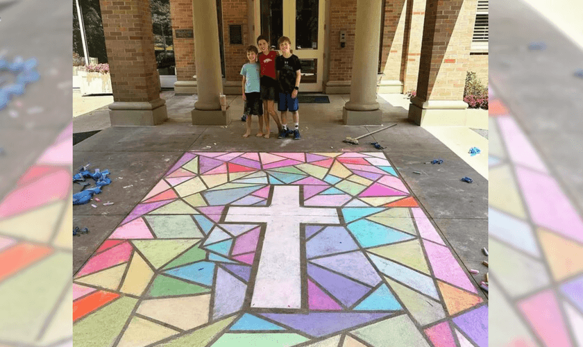 Sarah Huckabee Sanders postou o desenho feito por seus filhos na Mansão da Governadora, residência oficial do governo do Arkansas. (Foto: Facebook/Sarah Huckabee Sanders)