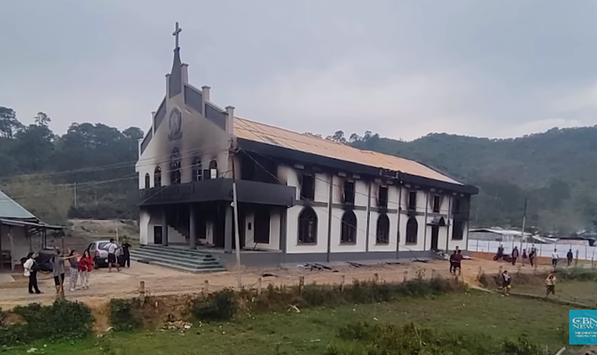 Igreja queimada em Manipur. (Foto: Reprodução/YouTube/CBN News).