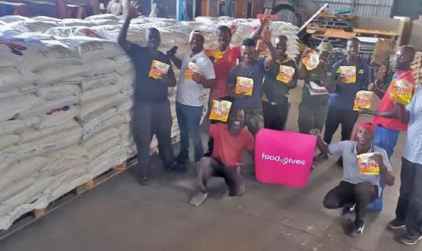 Cristãos em Matabeleland aplaudem a chegada do ePap e se preparam para a distribuição aos crentes necessitados. (Foto: Barnabas Aid)