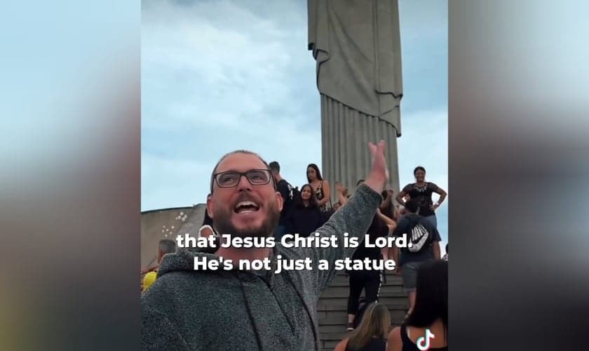 O pregador americano Phillip Blair pregou o Evangelho a turistas, no Rio de Janeiro. (Foto: Reprodução/Instagram/Torch of Christ Ministries).