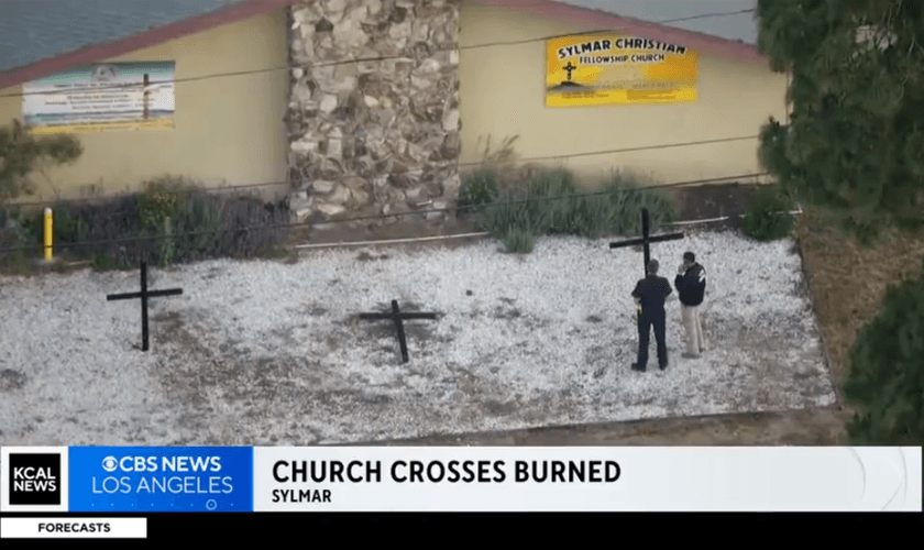 As três cruzes, que ficavam no jardim da Sylmar Christian Fellowship Church, foram encontradas incendiadas. (Foto: Reprodução/KCAL News).