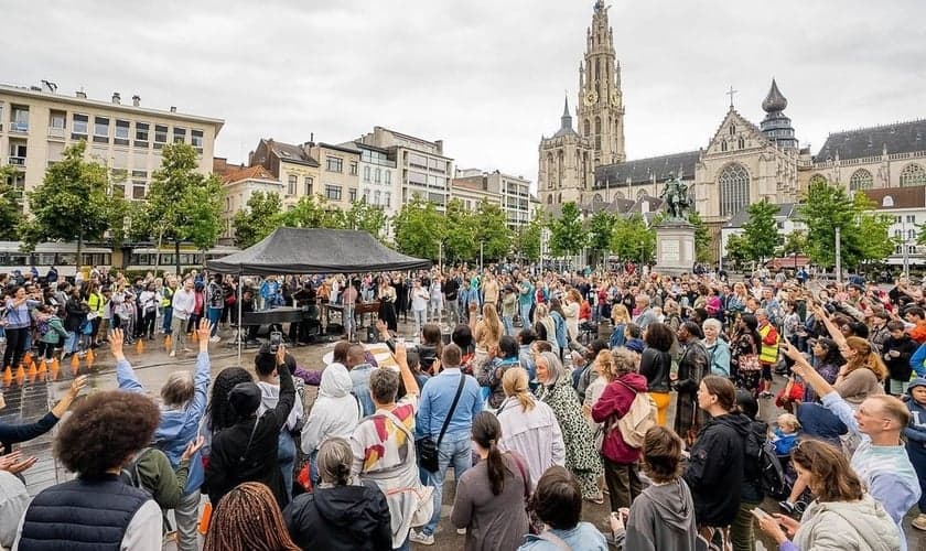 O movimento Presence NL reúne centenas de pessoas para adorar a Deus em locais públicos. (Foto: Instagram/Presence NL).