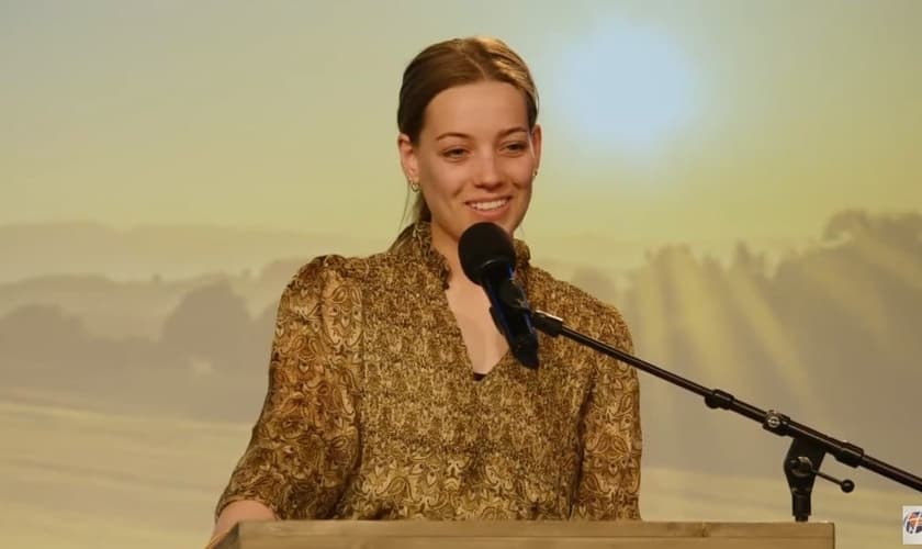 Isis contando seu testemunho. (Foto: Reprodução/YouTube/Heart Cry Nederland)