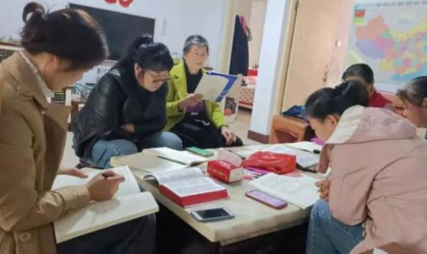 Chineses estudando a Bíblia. (Foto: Reprodução/Bible Society/USB-CP)