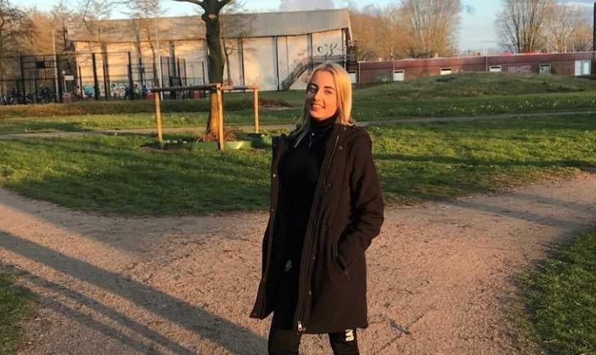 Celine Eilander, de 16 anos, foi evangelizada na rua por jovens cristãos, na Holanda. (Foto: Revive).