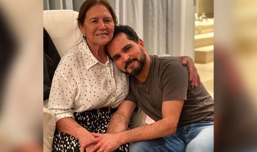 Luciano Camargo e sua mãe Helena. (Foto: Reprodução/Instagram/Luciano Camago)