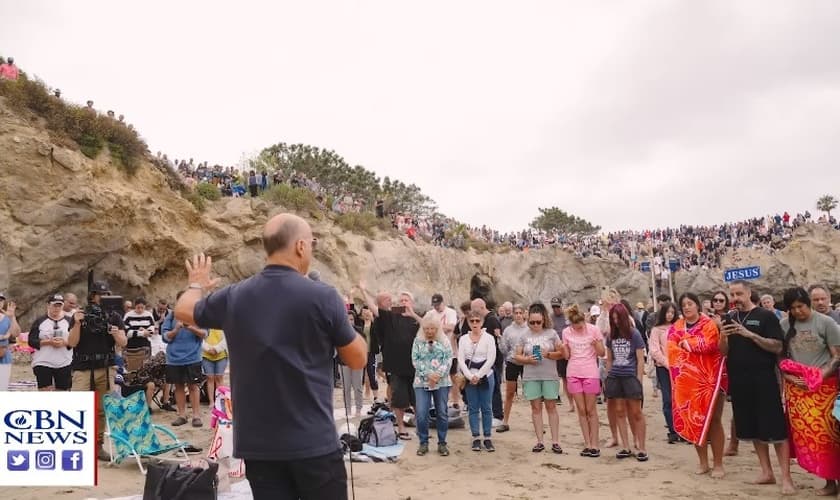 Batismo realizado pelo pastor Greg Laurie. (Foto: Reprodução/YouTube/CBN News)