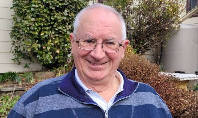 Allan testemunhou sua história com Deus. (Foto: Reprodução/Eternity News)