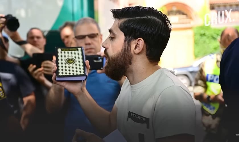 Muçulmano Ahmad Alush, que pediu permissão para queimar uma Bíblia. (Foto: Captura de tela/YouTube/ Crux)