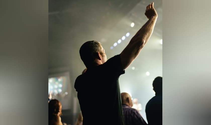 Homem em culto. (Foto: Imagem ilustrativa/Unsplash/Nathan Mullet).