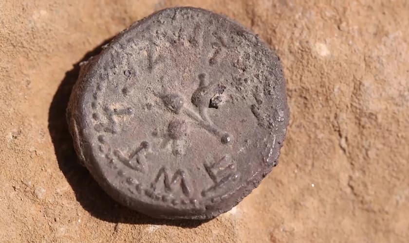 A moeda de 2.000 anos tem "Santa Jerusalém" gravada em hebraico antigo, de acordo com a Autoridade de Antiguidades de Israel. (Foto: Emil Aladjem, Autoridade de Antiguidades de Israel).