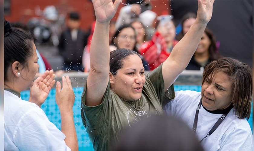 Pessoas decidiram se batizar imediatamente após se entregarem a Jesus. (Foto: Reprodução/AG News)