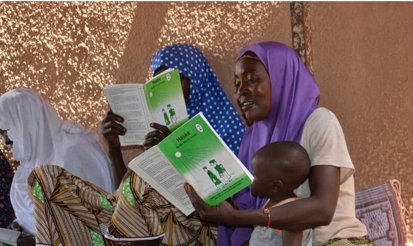 A Palavra de Deus está alcançando a população. (Foto: Reprodução/Paul Kiema/Bible Society)