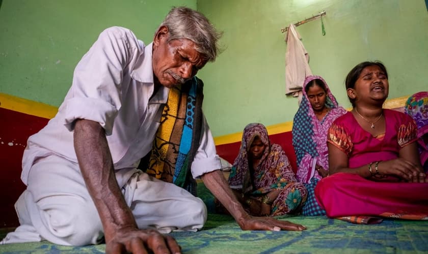 Um homem indiano ora durante um culto cristão em Bangalore, na Índia. (Foto ilustrativa: IMB)