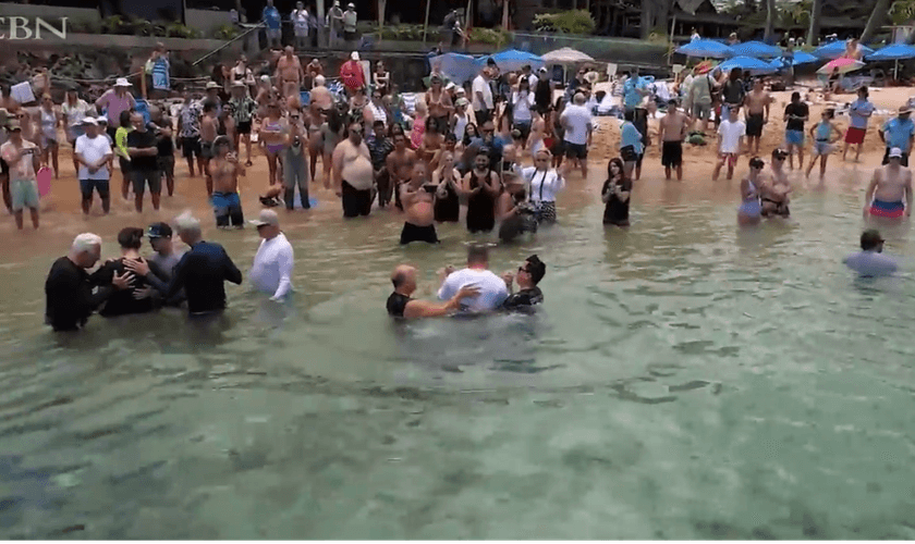 Greg Laurie batiza membros da Capela Kumulani, em Maui. (Captura de tela/CBN News)