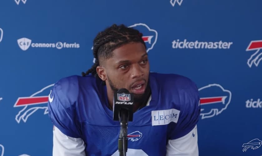 Damar Hamlin em coletiva de imprensa. (Foto: Reprodução/YouTube/Buffalo Bills)