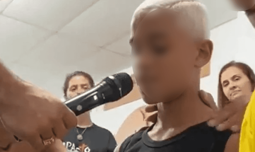 Thiago Menezes Flausino, de 13 anos, foi atingido por cinco tiros na Cidade de Deus. (Foto: Reprodução/Twitter/Favela Caiu no Face).