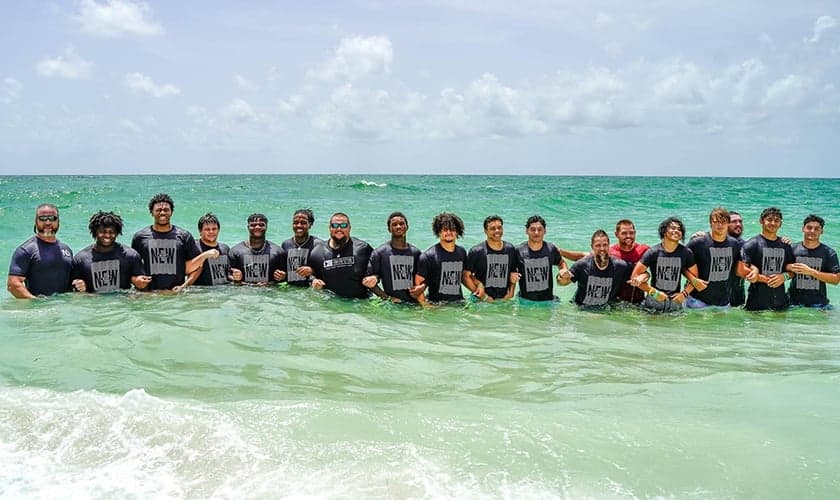 Atletas após batismo na praia de Boca Grande, no Golfo do México. (Foto: Facebook/Rusty Russell)